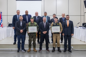 Câmara presta homenagens aos comandos do Tiro de Guerra e da Polícia Militar durante a 29ª Sessão Ordinária de 2025