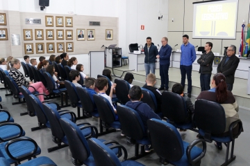 Câmara recebe visita de alunos do ensino fundamental e médio