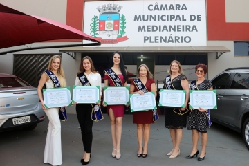 Com homenagem às misses 2019, Câmara valoriza beleza e identidade da mulher medianeirense
