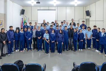 Estudantes participam da 1ª Sessão Plenária do Parlamento Jovem 2025