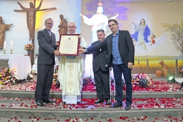 Padre Dionísio Hülse recebe o título de cidadão honorário de Medianeira