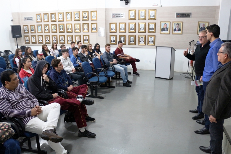 Câmara recebe visita de estudantes e professoras do Colégio