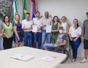 Câmara participa de assinatura de ordem de serviço para reformas da escola Angelo Darolt