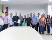 Câmara prestigia entrega de O.S. para construção de quadra coberta na Escola Ângelo Darolt