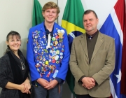 Jovem intercambista da França hospedado em Medianeira visita Câmara Municipal