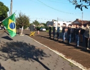 Jovens de Medianeira prestam o compromisso perante a Bandeira Nacional