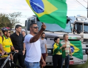 Munícipes fazem carreata em frente à Câmara Municipal e conversam com vereadores