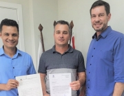 Presidente da Câmara entrega proposições do Parlamento Jovem ao Executivo