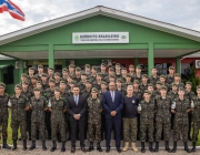 Presidência da Câmara posa para foto oficial da turma 2024 de atiradores do Tiro de Guerra