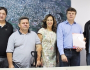 Secretário da Câmara participa de entrega de ordem de serviço para recape asfáltico da Rua Lígia Fogassa no Bairro Itaipu