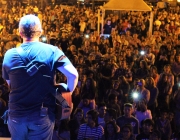 Show com cantor gospel Nani Azevedo levou centenas de fiéis à Praça Ângelo Darolt