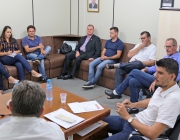 Vereadores se reúnem com diretoria do SINDISMED para discutir plano de carreiras dos professores