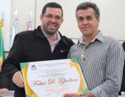 Vereador Jean Bogoni entrega título com Votos de Congratulações a medico do Município